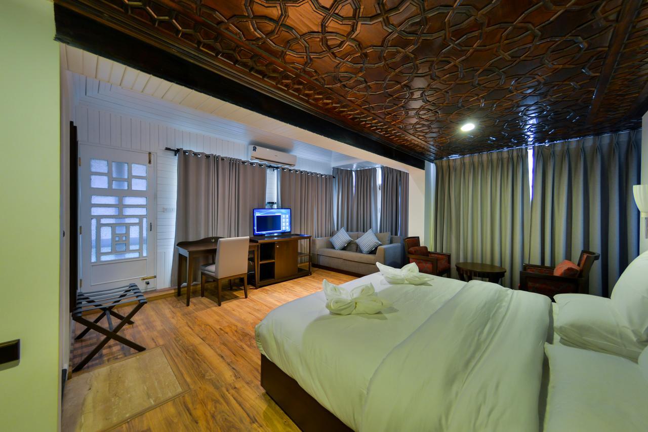 Hotel Metropolis Срінагар Екстер'єр фото